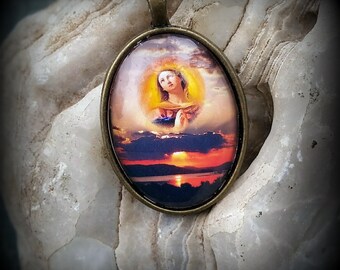Colar com pingente da Virgem Maria com imagem do pôr do sol no lago