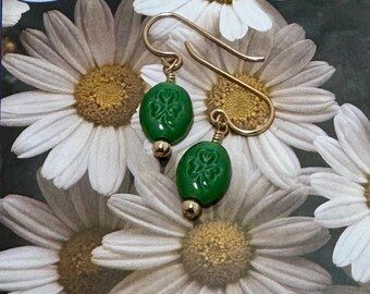 Brincos pendentes de trevo verde: joias irlandesas com acabamento em ouro