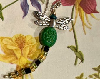 Brincos de libélula com miçangas: joias de insetos com miçangas de trevo verde