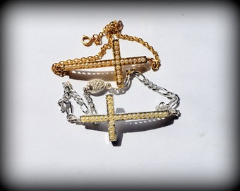 Pulseira, tornozeleira ou gargantilha com cruz lateral: detalhe de pérola, prata ou ouro