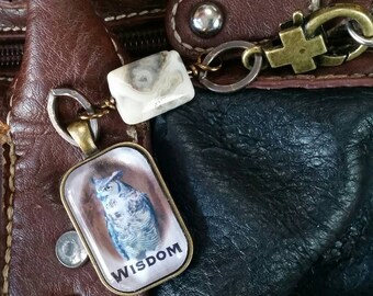 Colar ou chaveiro com pingente de coruja sábia: moldura dourada/prateada antiga
