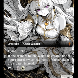 Puede incluir: Una carta de fantasía que presenta un Ángel Mago con largo cabello blanco, ojos púrpuras y atuendo dorado y blanco. La carta incluye texto sobre volar, vínculo vital y creación de fichas. La fuerza y resistencia de la carta es 4/5.