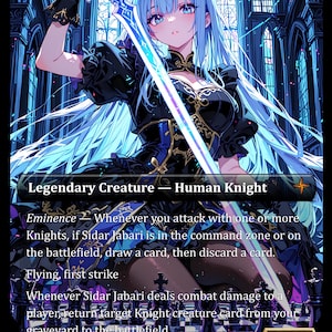 Puede incluir: Una carta de arte de fantasía que presenta a una Caballero Humana con cabello azul y una espada brillante. La carta tiene un borde negro y dorado, con texto que describe las habilidades del personaje. El fondo muestra una catedral gótica.