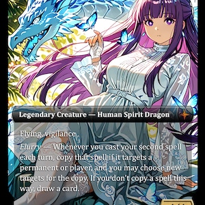 Puede incluir: Una carta de arte fantástico que presenta a una mujer con cabello púrpura y un vestido blanco, acompañada por un dragón azul. La carta está etiquetada como "Criatura Legendaria - Dragón Espíritu Humano" con el texto "Volar, vigilancia" y "Flurry". La fuerza y resistencia de la carta son 4/4.