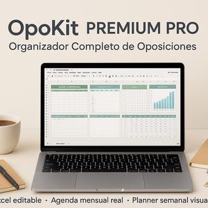 Puede incluir: Un ordenador portátil que muestra una hoja de cálculo con un calendario y un gráfico está abierto sobre un escritorio. Una taza blanca de café, dos cuadernos con bolígrafos y clips también están en el escritorio. El texto "OpoKit PREMIUM PRO" y "Organizador Completo de Oposiciones" está en la parte superior.