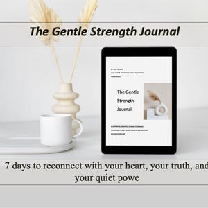 Peut inclure: Une tablette numérique affiche "The Gentle Strength Journal" avec du texte sur le bien-être. Une tasse blanche et un vase décoratif avec des plantes séchées sont sur une surface blanche. Le texte "7 jours pour se reconnecter avec votre cœur, votre vérité et votre pouvoir silencieux" est également visible.