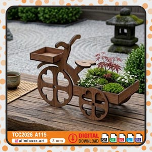 Puede incluir: Una jardinera de bicicleta de madera con recortes de ruedas en forma de corazón. La jardinera contiene vegetación y plantas pequeñas. El diseño incluye una pequeña cesta delantera y una jardinera trasera más grande. El texto "TCC2026_A115" y "alimlaster.art".