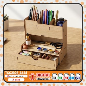 Puede incluir: Un organizador de escritorio de madera de color claro con múltiples compartimentos para bolígrafos, tinta y otros artículos de papelería. El organizador tiene un cajón y un estante para guardar varios suministros. La imagen también incluye el texto "DIGITAL DOWNLOAD" y "3 mm".