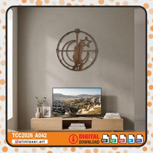 Può includere: Un orologio da parete in metallo marrone con la silhouette di una persona che raggiunge una stella, con una lampadina appesa sotto. L'orologio ha un design circolare. Il testo "TCC2026_A042" e "alimlaster.art" sono visibili.