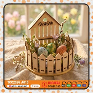 Może przedstawiać: Drewniana dekoracja wielkanocna z miniaturowym domkiem i płotkiem, zawierająca trzy zdobione pisanki, zieleń i kwiaty. Widoczne słowo "Easter". Projekt jest wycinany laserowo, z drewna 3 mm.