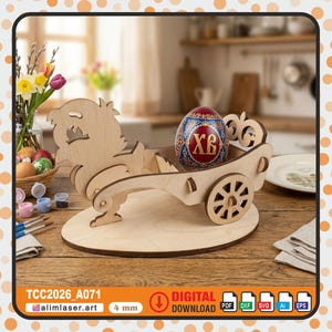 Pode incluir: Uma carroça de madeira para ovos de Páscoa com um ovo decorativo. A carroça é feita de madeira clara e apresenta uma figura de animal estilizada. O ovo é pintado com um design vermelho e azul e letras douradas. A cena inclui materiais de pintura e flores.