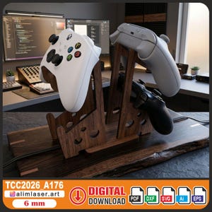 Op de afbeelding: Houten game controller standaard met drie controllers. De standaard is gemaakt van donkerbruin hout en heeft een uniek ontwerp. De controllers zijn wit, grijs en zwart. De tekst "DIGITAL DOWNLOAD" is zichtbaar.