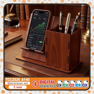 Può includere: Un organizer da scrivania in legno con supporto per telefono e portapenne. Il telefono mostra un grafico di borsa. Tre penne sono nel portapenne. L'organizer è in legno marrone scuro. Il testo "DOWNLOAD DIGITALE" è visibile.