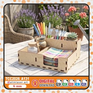 Puede incluir: Un organizador de madera de color claro con múltiples compartimentos. Contiene bolígrafos, cubiertos, servilletas y pequeños frascos. El organizador está sobre una mesa de madera, con plantas en el fondo. El texto "DIGITAL DOWNLOAD" es visible.