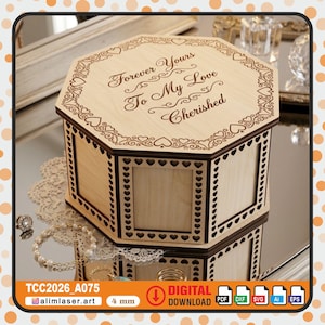 Può includere: Una scatola ottagonale in legno chiaro con un bordo a cuori tagliato al laser sul coperchio e sui lati. Il coperchio presenta l'incisione del testo Forever Yours To My Love Cherished. La scatola ha uno spessore di 4 mm ed è un download digitale.