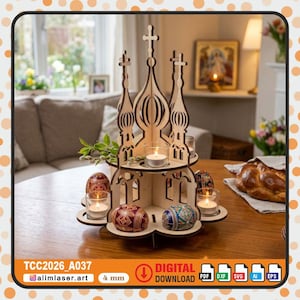 Op de afbeelding: Houten lasergesneden paasei-display met een kerkachtig ontwerp, met brandende kaarsen en versierde eieren. De display heeft een kruis op de top. De tekst "TCC2026_A037" en "alimlaster.art" zijn zichtbaar.