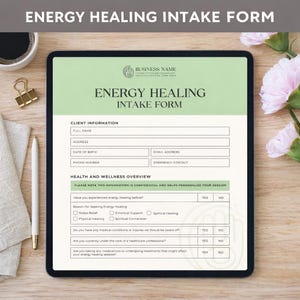 Puede incluir: Una tableta digital que muestra un "Formulario de admisión de curación energética". El formulario incluye secciones para la información del cliente y una descripción general de la salud y el bienestar. También se ven un bolígrafo, una taza de café y un clip.