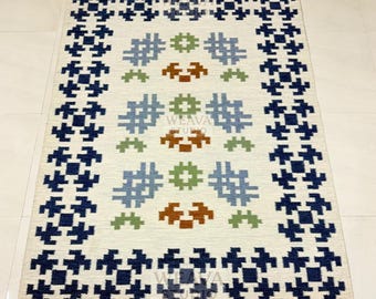 Alfombra Kilim geométrica moderna / Alfombra abstracta de tejido plano / Azul blanco de mediados de siglo