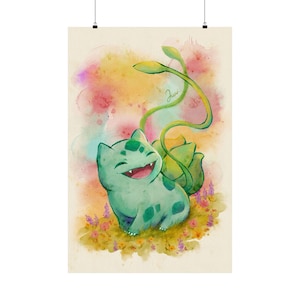 Könnte beinhalten: Ein Aquarell-Kunstdruck, der ein lächelndes, hellgrünes Wesen mit dunkelgrünen Flecken und einer großen, zwiebelförmigen Pflanzenstruktur auf dem Rücken zeigt. Zwei lange, dünne grüne Ranken ragen vor einem weichen, bunten Pastellhintergrund empor.