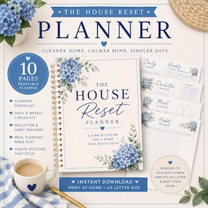 Könnte beinhalten: Ein druckbarer 10-seitiger Haushaltsplaner mit Spiralbindung, verziert mit blauen Hortensien-Illustrationen und dunkelblauem Text. Das Cover trägt den Titel The House Reset Planner, A Simple System For A Home That Feels Good, mit zusätzlichen Seiten für Reinigungspläne, Entrümpelungs-Tracker, Essenspläne und Gewohnheits-Tracker.