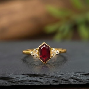 Peut inclure: Ensemble de trois vases en céramique de hauteurs et formes variées. Les vases sont recouverts d'une finition blanche mate, offrant une esthétique minimaliste. Le plus grand vase mesure environ 25 cm de haut.