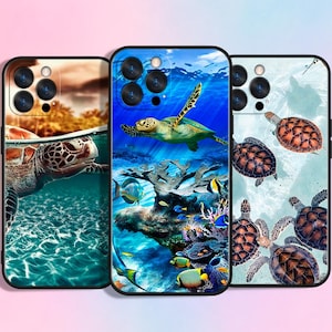 Puede incluir: Tres fundas para teléfono con diseños de tortugas marinas. Una funda presenta un primer plano de una tortuga en el agua, otra muestra una tortuga nadando en un arrecife de coral, y la tercera tiene múltiples tortugas nadando en el océano.