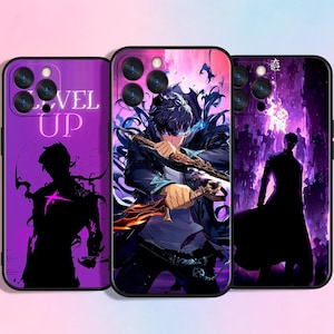 Op de afbeelding: Drie telefoonhoesjes met illustraties in anime-stijl. De hoesjes hebben levendige paarse, roze en zwarte ontwerpen. Eén hoesje heeft de woorden "LEVEL UP" en een silhouet. Een ander toont een personage met een zwaard. De derde toont een silhouet.