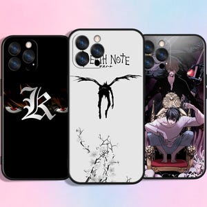 Op de afbeelding: Drie telefoonhoesjes met anime-stijl graphics. Eén hoesje is zwart met een witte "R" en rode ogen. Een andere is wit met een zwart gevleugeld figuur en de tekst "DEATH NOTE". De derde hoesje toont meerdere personages.