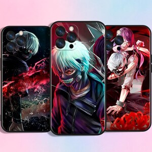 Könnte beinhalten: Drei Handyhüllen mit Illustrationen im Anime-Stil. Die Hüllen zeigen Charaktere mit weißen Haaren, Masken und dunkler Kleidung vor roten und schwarzen Hintergründen. Die Designs haben eine Manga- oder Comic-Ästhetik.