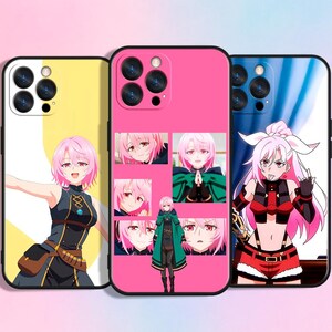 Puede incluir: Tres fundas para teléfono con diseños de personajes de estilo anime. Las fundas presentan fondos rosas, amarillos y azules. Los diseños incluyen un personaje con cabello rosado y varios atuendos. Las fundas son para un teléfono inteligente.