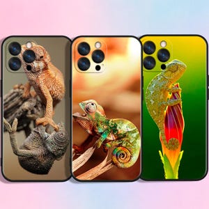 Op de afbeelding: Drie telefoonhoesjes met kameleonontwerpen. De hoesjes tonen gedetailleerde afbeeldingen van kameleons in verschillende kleuren, waaronder bruin, groen en oranje, die op takken en bloemen zitten. De achtergronden variëren van neutraal tot kleurrijke verlopen.