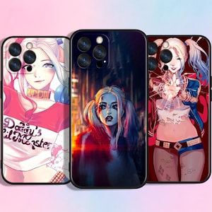 Puede incluir: Tres fundas para teléfono con ilustraciones de Harley Quinn. Las fundas muestran diferentes representaciones del personaje, con variados esquemas de color y poses. Una funda tiene el texto "Daddy's Lil Monster".