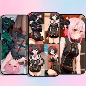 Puede incluir: Tres fundas para teléfono con ilustraciones de estilo anime. Las fundas presentan imágenes coloridas de personajes de anime con cabello rosa y negro, vistiendo varios atuendos. Las fundas tienen bordes negros y recortes para la cámara.