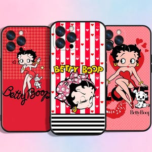 Peut inclure: Trois coques de téléphone avec des motifs Betty Boop. Les coques présentent Betty Boop dans diverses poses, sur des fonds rouges, roses et blancs. Chaque coque a un design différent, avec des cœurs, des rayures et le logo Betty Boop.