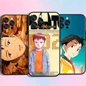 Może przedstawiać: Trzy etui na telefon z ilustracjami postaci w stylu anime. Środkowe etui przedstawia postać w pomarańczowej koszuli i niebieskiej kurtce, z tekstem, w tym "ASAVA TEZUKA". Pozostałe etui przedstawiają podobną grafikę postaci z różnymi tłami.