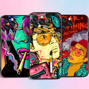 Può includere: Tre custodie per telefono con illustrazioni psichedeliche colorate. I disegni presentano ritratti di persone con occhiali da sole e che fumano sigarette, con schemi di colori vivaci e linee audaci. Una custodia ha il testo "Fear and Loathing Las Vegas".