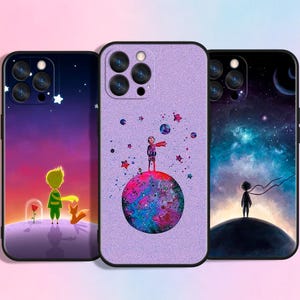 Peut inclure: Trois coques de téléphone avec des illustrations du "Petit Prince". L'une représente un garçon avec un renard et une rose, une autre un garçon sur une planète, et la dernière une silhouette d'un garçon sous un ciel étoilé.