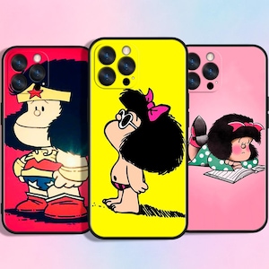 Puede incluir: Tres fundas para teléfono con personajes de dibujos animados. Las fundas son rojas, amarillas y rosas. La funda roja tiene un personaje disfrazado de Wonder Woman. La funda amarilla tiene un personaje con gafas de sol y un lazo rosa. La funda rosa tiene un personaje leyendo.