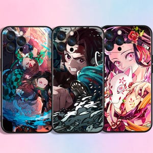 Può includere: Tre custodie per telefono con illustrazioni in stile anime. Le custodie presentano opere d'arte colorate di personaggi con espressioni facciali dettagliate e abiti vivaci. I disegni includono una varietà di colori, tra cui rosa, rosso, verde e nero, con una finitura lucida.