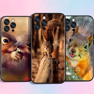 Puede incluir: Tres fundas para teléfono con diseños de ardillas. Las fundas presentan imágenes detalladas de ardillas en varias poses, incluyendo una con una cola esponjosa y otra con la lengua fuera. Las fundas tienen un borde negro y un acabado brillante.