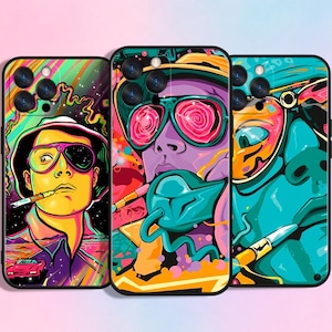 Può includere: Tre custodie per telefono con illustrazioni pop art colorate. Ogni custodia presenta un ritratto diverso con occhiali da sole, una sigaretta e sfondi vivaci. Le custodie hanno bordi neri e più obiettivi della fotocamera.