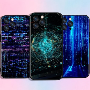 Peut inclure: Trois coques de téléphone noires avec des motifs inspirés de la technologie. L'une présente une matrice de code, une autre un réseau de lignes lumineuses et la troisième un motif de pluie numérique. Les coques ont plusieurs découpes pour l'appareil photo.