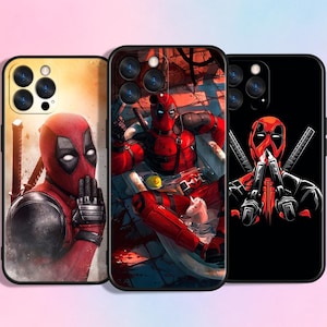 Peut inclure: Trois coques de smartphone illustrées avec le personnage Deadpool. La coque de gauche montre un gros plan du personnage. Celle du centre représente le personnage dans une baignoire avec un canard en plastique et une licorne. La droite montre deux pistolets.