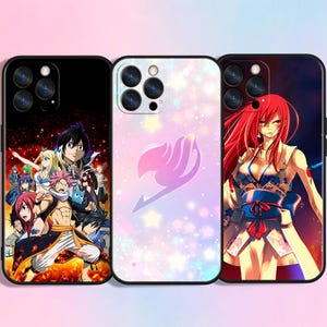 Può includere: Tre custodie per telefono con disegni anime. Una custodia presenta un gruppo di personaggi con uno sfondo infuocato. Un'altra ha uno sfondo rosa e bianco con un logo. La terza custodia mostra un personaggio dai capelli rossi in un abito dettagliato.
