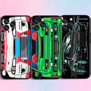 Könnte beinhalten: Drei Handyhüllen mit Autodesigns. Die erste Hülle zeigt ein rot-weiß-blaues Auto. Die zweite Hülle hat ein grünes Autodesign. Die dritte Hülle hat ein schwarz-weißes Autodesign.