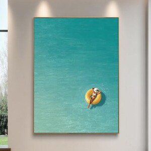 Pintura abstrata de uma menina nadando, arte de parede relaxante em tons de azul e verde para o verão, mulher flutuando no mar, decoração minimalista para quarto e sala de estar.
