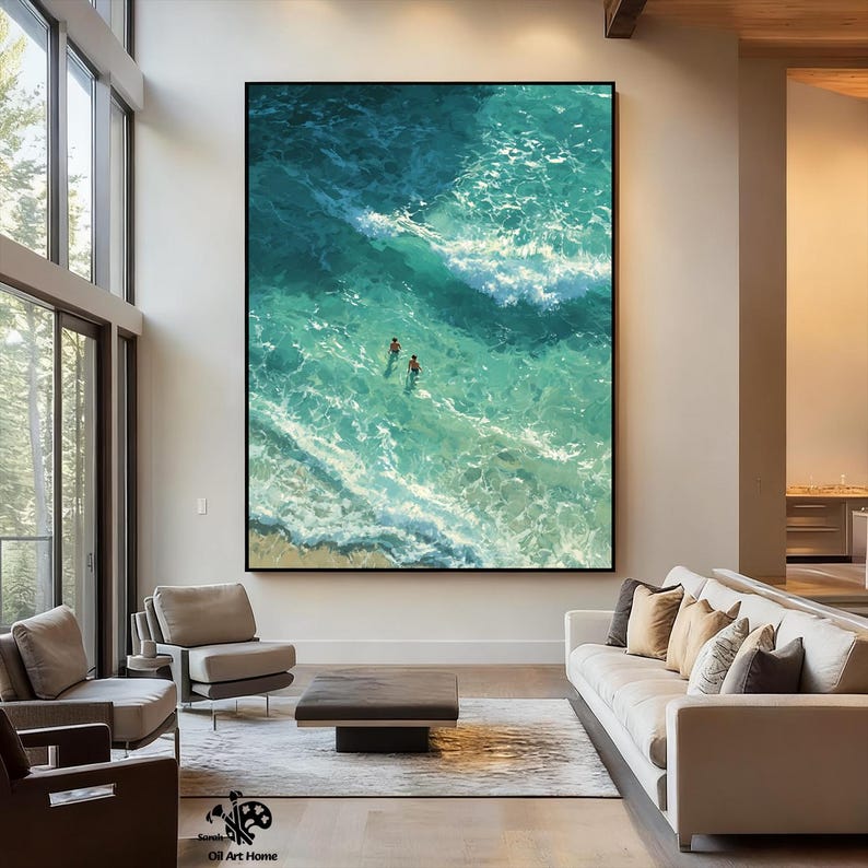 Puede incluir: Gran obra de arte enmarcada que representa una escena oce&aacute;nica con agua turquesa y olas blancas. Dos figuras nadan en el agua. La obra de arte se exhibe en un sal&oacute;n moderno.