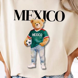 Diseño PNG de oso de fútbol mexicano para camisetas de sublimación y aficionados al fútbol (descarga digital PNG)