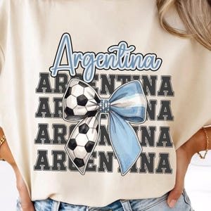 Lazo de fútbol argentino PNG, Fútbol argentino retro PNG, Diseño de camiseta con lazo de fútbol, Ropa de aficionado argentino PNG, Diseño de torneo mundial de fútbol imagen 1