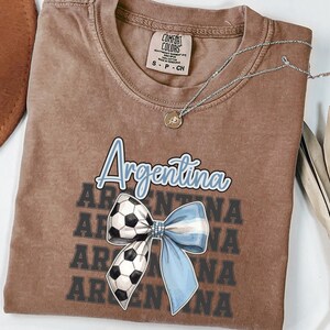 Lazo de fútbol argentino PNG, Fútbol argentino retro PNG, Diseño de camiseta con lazo de fútbol, Ropa de aficionado argentino PNG, Diseño de torneo mundial de fútbol imagen 6